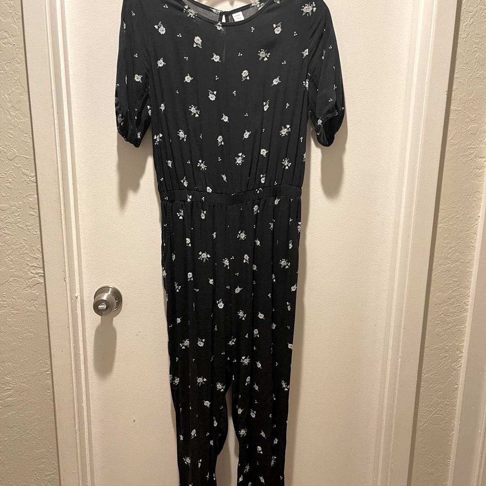 Minimalist Old Navy black jumper with small flowers